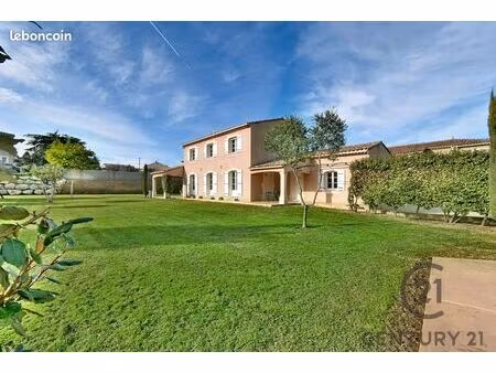 belle bastide provençale récente sur grand terrain clos