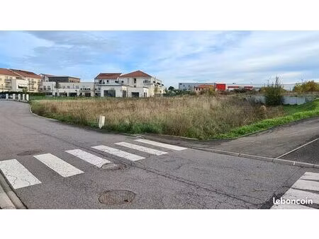 terrain libre de constructeur  idéal pour petit collectif