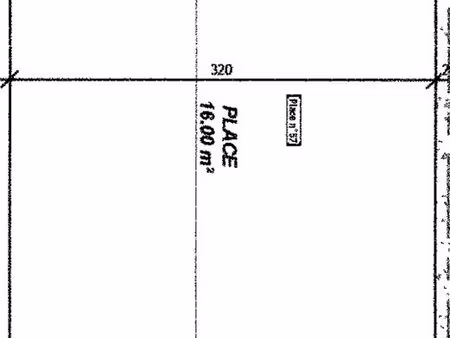 très large place de parking en sous-sol  sécurisée par portail et vidéosurveillance