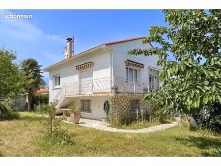 ? maison divisée en 2 espaces – 137 m² – à deux pas de la mer ?