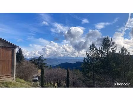 maison et bergerie sur un site isolé en drôme provençale