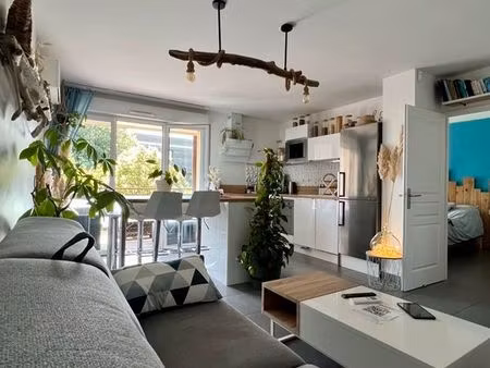 bel appartement t2 élégant et cosy - terrasse 16m² plein sud-ouest – garage fermé – aucun 