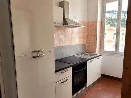 cavaillon - t2 lumineux - centre ville - dernier étage