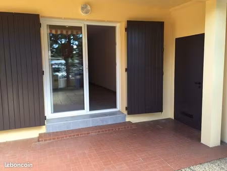 location à l'année 2 pièces avec jardinet en centre ville