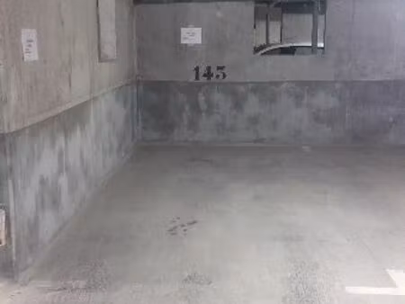 location place de parking intérieur dans une résidence sécurisée