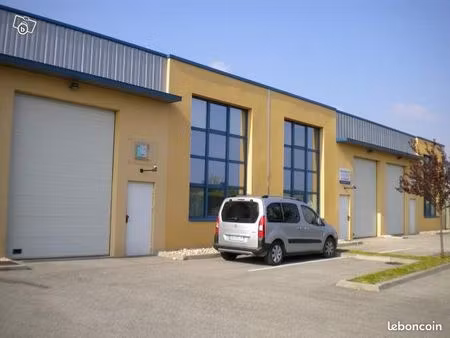 local - entrepôt - dépôt - bureau