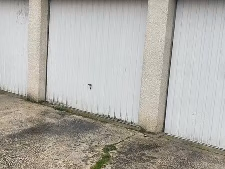 à saisir garage ◊ sécurisé emplacement numéro 1