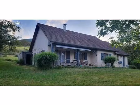 maison de plain-pied sur grand terrain arboré