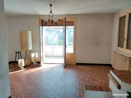 grande maison avec extérieur et dépendances