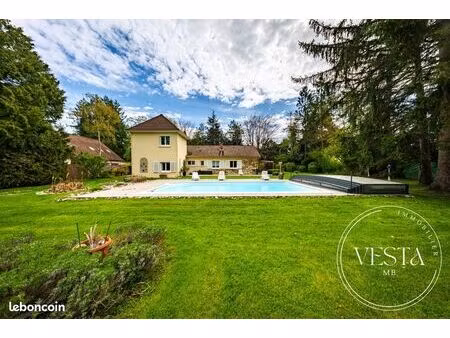 propriété 6 pièces 160 m²