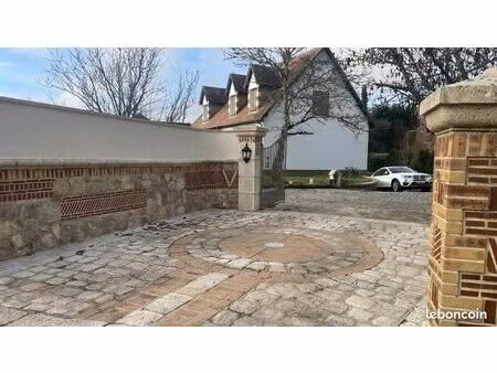 à 5 km d’olivet  aux portes de la sologne  dans le charmant village d’ardon