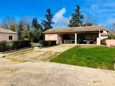 maison bord du lot avec piscine