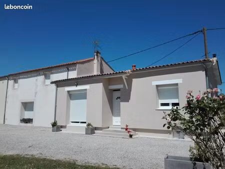 ancien corps de ferme rénové avec vue sur les champs