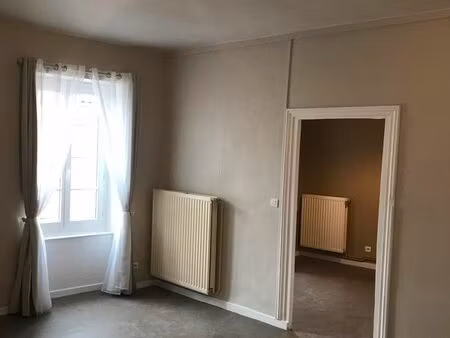 a louer t2 - 55 m² centre ville issoire - cuisine équipée  luminaires  rideaux  chauffage 