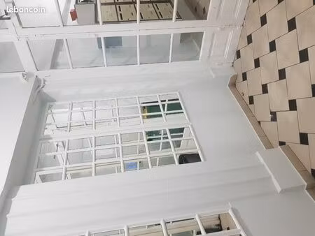 studette indépendante