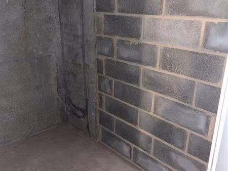 cave entièrement fermée et sécurisée