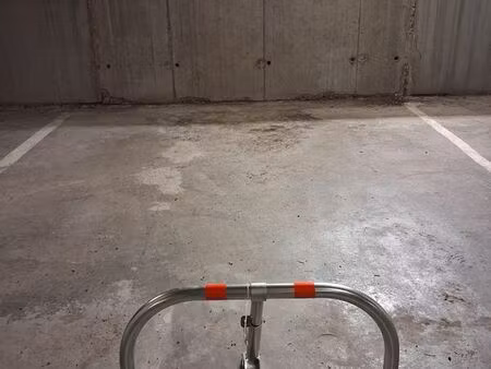 grande place de parking couverte