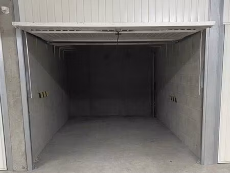 location garage / box fermé - 13m² - centre-ville neuville-sur-saône