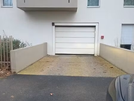 location parking / box 13 m² à villefranche-sur-saône