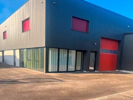 local d'activité et bureaux de 386 m²