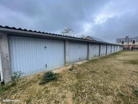 garage box dans le bourg de noyers