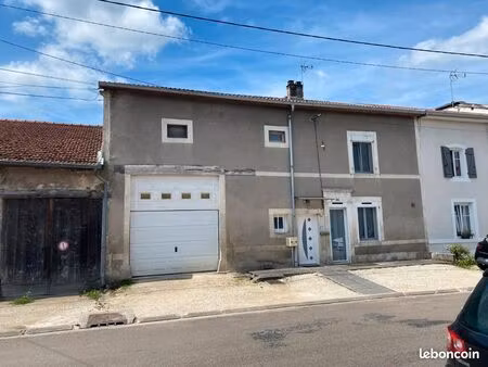 maison de village avec du terrain et un garage avec porte élétrique