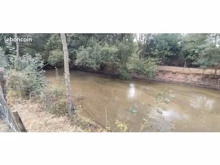 terrain de loisirs avec petit étang et cabane