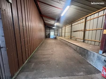 entrepôt / hangar 150 m² – rue commerçante lamorlaye – déchargement facile