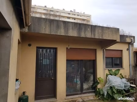 lot de trois maisons