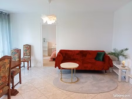 bel f2 avec balcon  chauffage urbain et places de satinnement