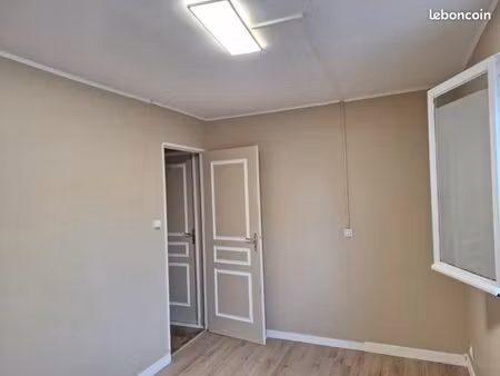 bureau / local à loué centre vitry sur seine refait à neuf 11m2 place du marché parking