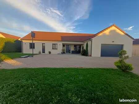 maison récente avec piscine