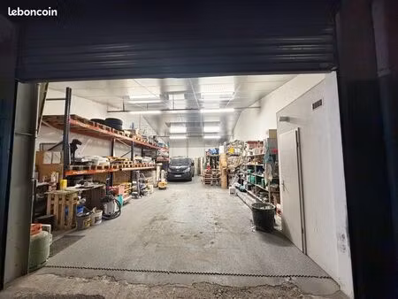 local de stockage / dépôt