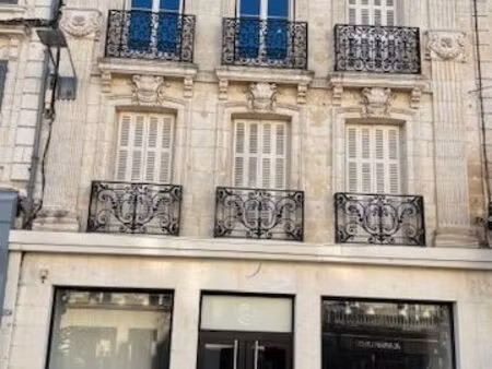 local commercial de 110m2 + réserve de 45m2. niort 79000. hyper centre