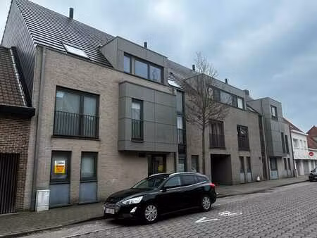 gelijkvloers appartement met 1 slaapkamer  terras en garage.