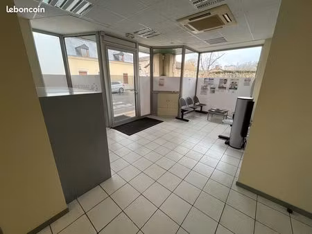 local/bureaux professionnels 120 m² centre bourg montfort le gesnois