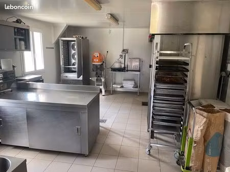 local 270 m2 avec laboratoire et garage