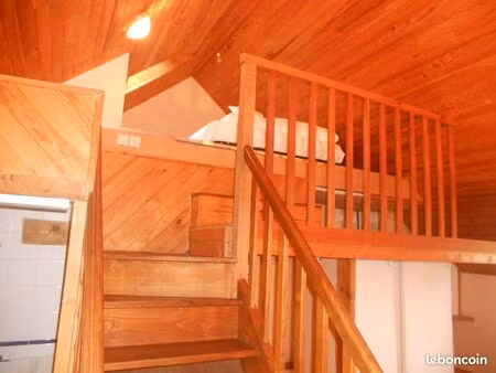 grand studio dans maison particulière quartier moka