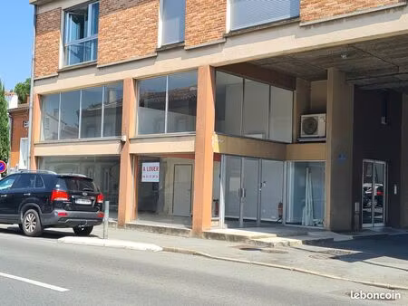 commerce ou bureaux avec splendide vitrine sur axe tres passant 68 m²