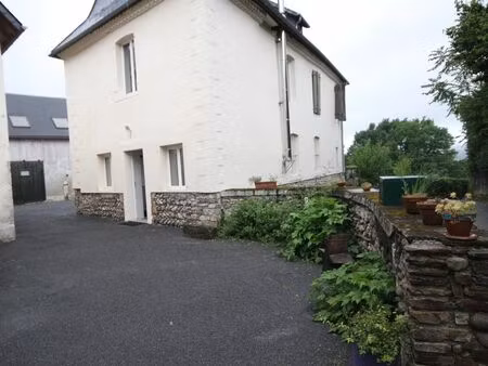 maison rénovée + dépendances et arc arboré