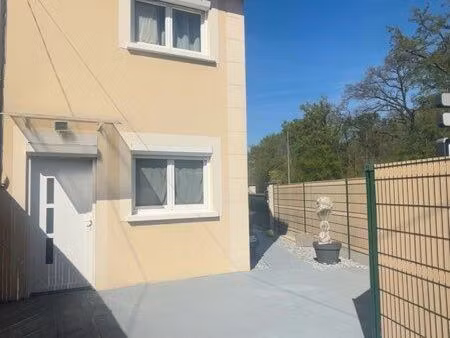 maison récente avec jardin et stationnement