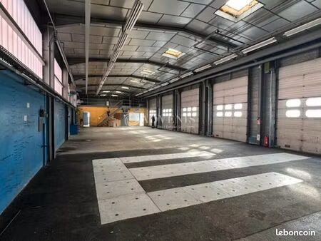 local d'activité 876 m²