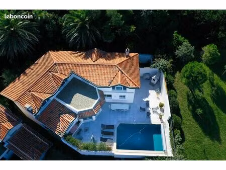 propriété 5 pièces 232 m²