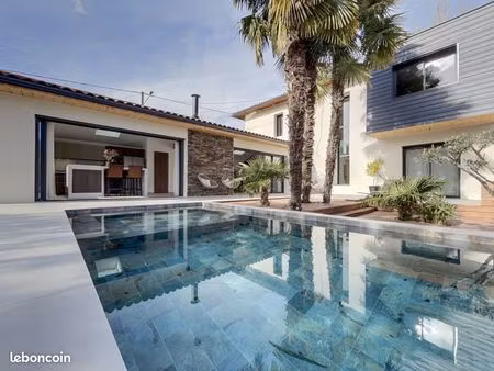 villa 6 pièces 245 m²