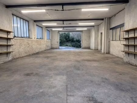 location atelier / local professionnel – 120 m²