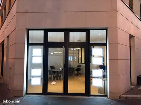 local commercial belle vitrine immeuble récent