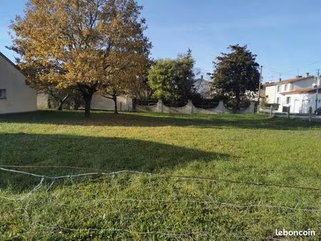 opportunité terrain plat et viabilisé de 727m2 dans une impasse  quartier roulandou