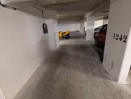 location place de parking avec borne de recharge pour véhicules électriques