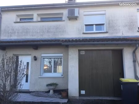 maison années 80 superficie87.30 terrain 300m2.pièce à vivre ouverte sur cuisine.3chambres