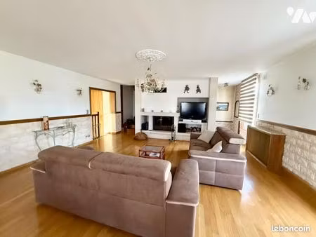 maison 7 pièces 255 m²